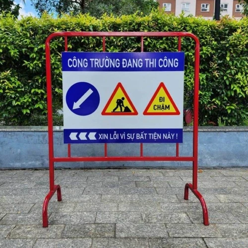 Biển báo công trường đang thi công
