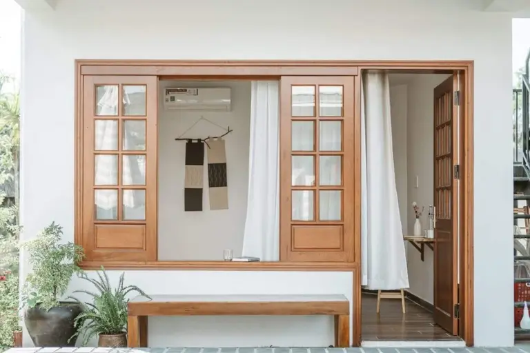 mẫu homestay Airbnb màu trắng