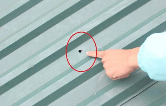 Mái tôn bị thủng lỗ